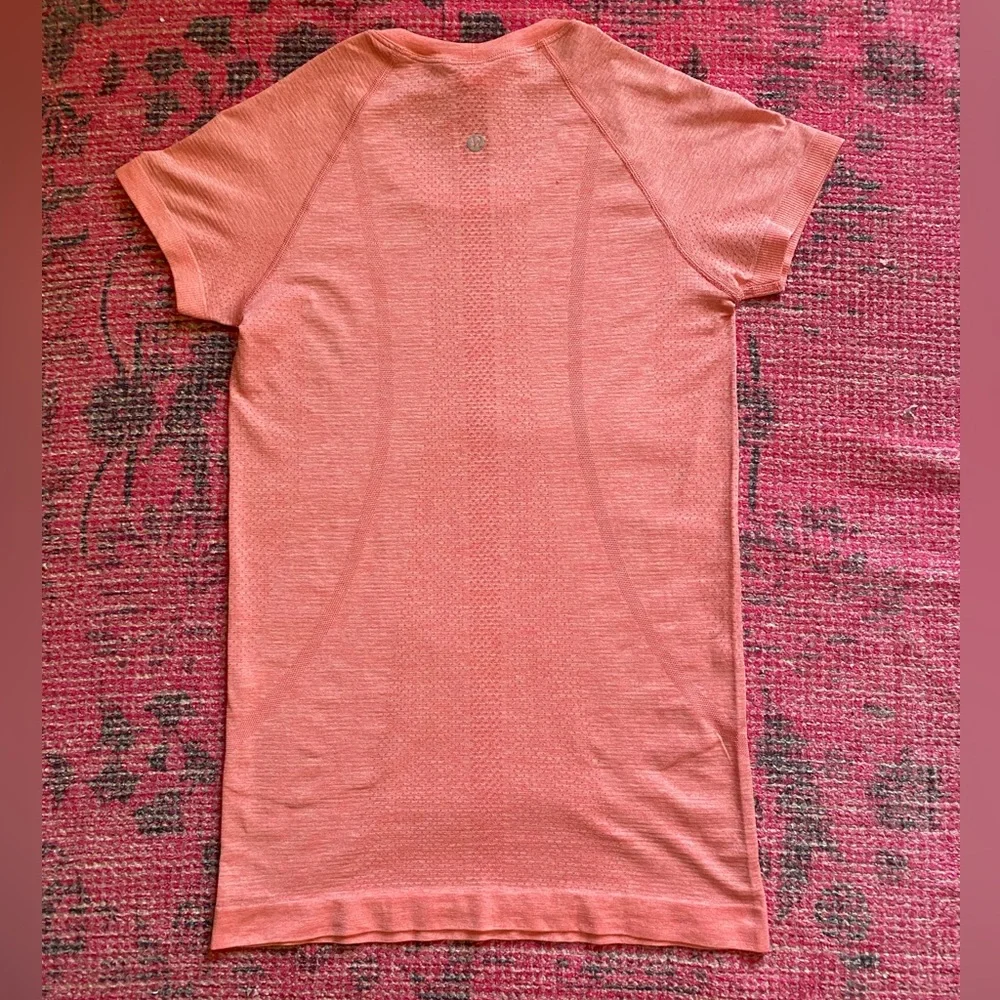 lululemon swiftly tech short sleeve 2.0 - Picture 2 of 3